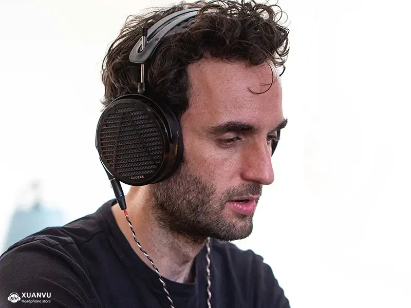 Tai nghe Audeze LCD-5 trải nghiệm đeo
