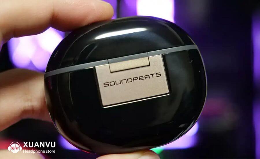 Hộp sạc của Soundpeats Air3 Deluxe HS có phần bản lề được in rõ ràng tên thương hiệu SOUNDPEATS