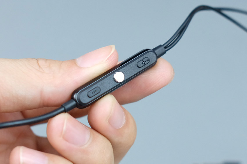 Sony STH32 mở hộp EarPod được Sony sản xuất